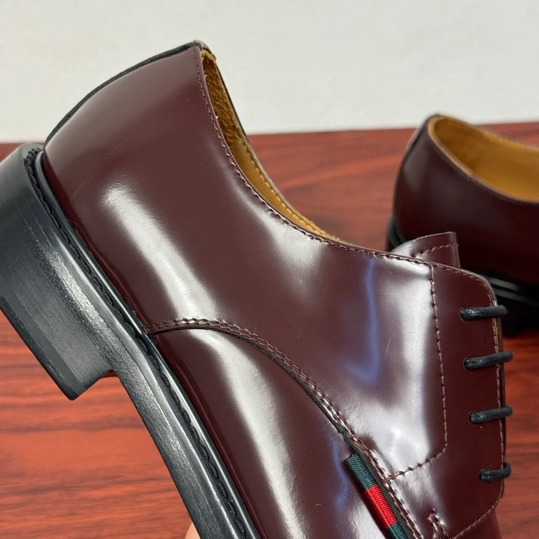 Batch 980 Gucci/Gucci new autumn men's lace-up derby shoes! Crafted from smooth, glossy cow leather, these lace-up shoes have an elegant and sophisticated silhouette that reflects the brand's classic elegance. European style last type Precisely cut upper from a whole piece of leather High-quality leather material with full texture Excellent gloss Excellent toughness, classic red and green webbing decoration Layered splicing design style, loose sneakers Native dyed calfskin lining Uniform and fine perforations, soft and comfortable Thickened leather outsole, composite rubber sole at the heel, excellent foot comfort, wear-resistant and non-slip, the first choice for light luxury, versatile for the foot, comes with a full set of packaging! Size: 39-40-41-42-43-44 leather shoe size (can be customized to 38.45.46) Item number: 812142 Burgundy